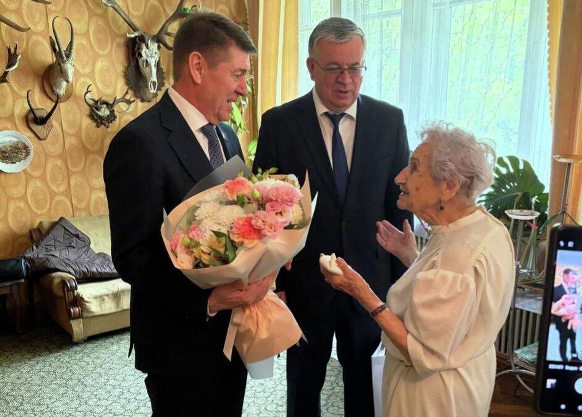 Генконсул России в Алматы Дмитрий Тураев поздравил со 102-летием ветерана Великой Отечественной войны Тамару Максимову Генконсул России в Алматы Дмитрий Тураев поздравил со 102-летием ветерана Великой Отечественной войны Тамару Максимову - Sputnik Казахстан, 1920, 24.04.2026