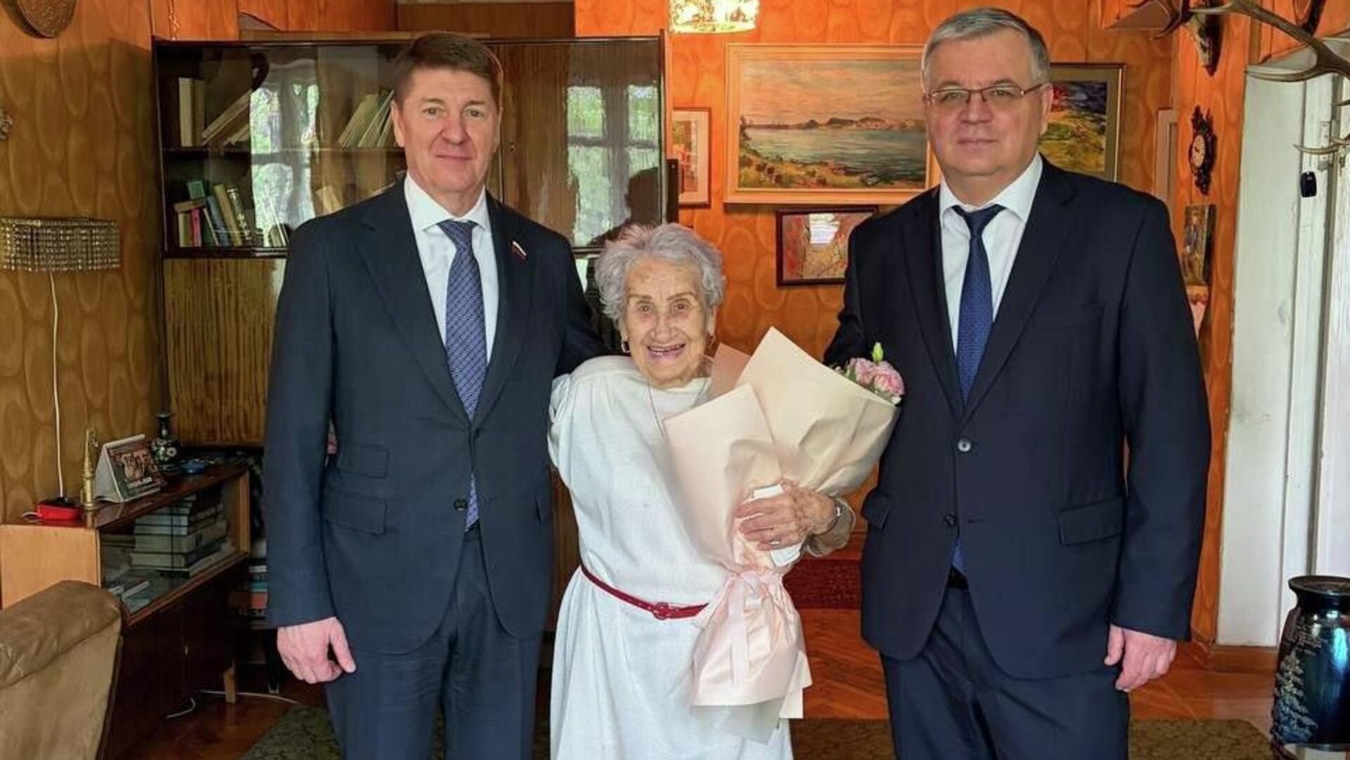 Генконсул России в Алматы Дмитрий Тураев поздравил со 102-летием ветерана Великой Отечественной войны Тамару Максимову Генконсул России в Алматы Дмитрий Тураев поздравил со 102-летием ветерана Великой Отечественной войны Тамару Максимову - Sputnik Казахстан, 1920, 23.04.2026
