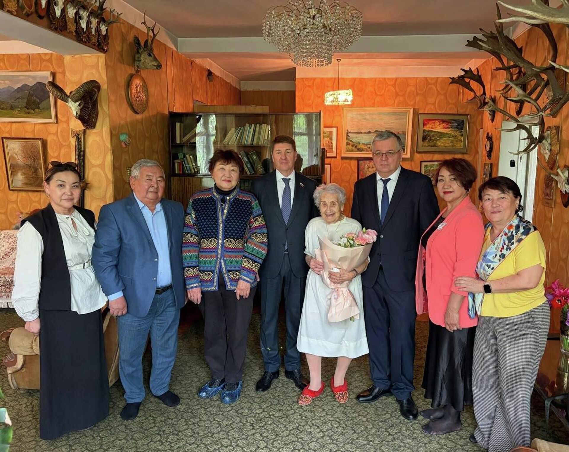 Генконсул России в Алматы Дмитрий Тураев поздравил со 102-летием ветерана Великой Отечественной войны Тамару Максимову Генконсул России в Алматы Дмитрий Тураев поздравил со 102-летием ветерана Великой Отечественной войны Тамару Максимову - Sputnik Казахстан, 1920, 24.04.2026