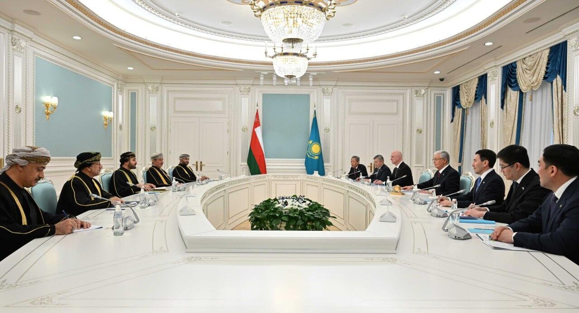 Касым-Жомарт Токаев и Зиязин бен Хайсам Аль Саид - Sputnik Казахстан, 1920, 23.04.2026