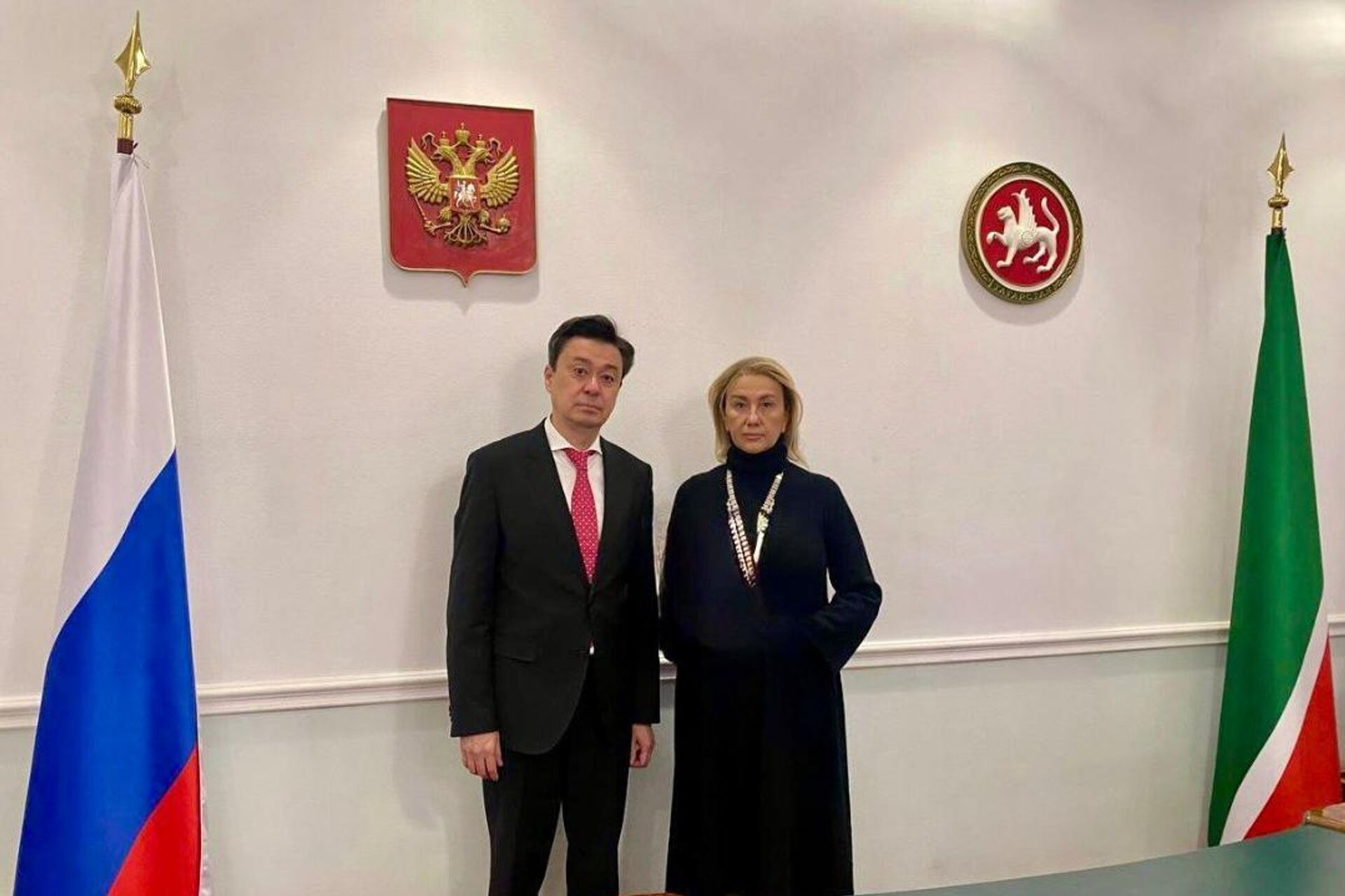 Генконсул Казахстана в Казани Ерлан Искаков и министр культуры Республики Татарстан Ирада Аюпова - Sputnik Казахстан, 1920, 24.04.2026