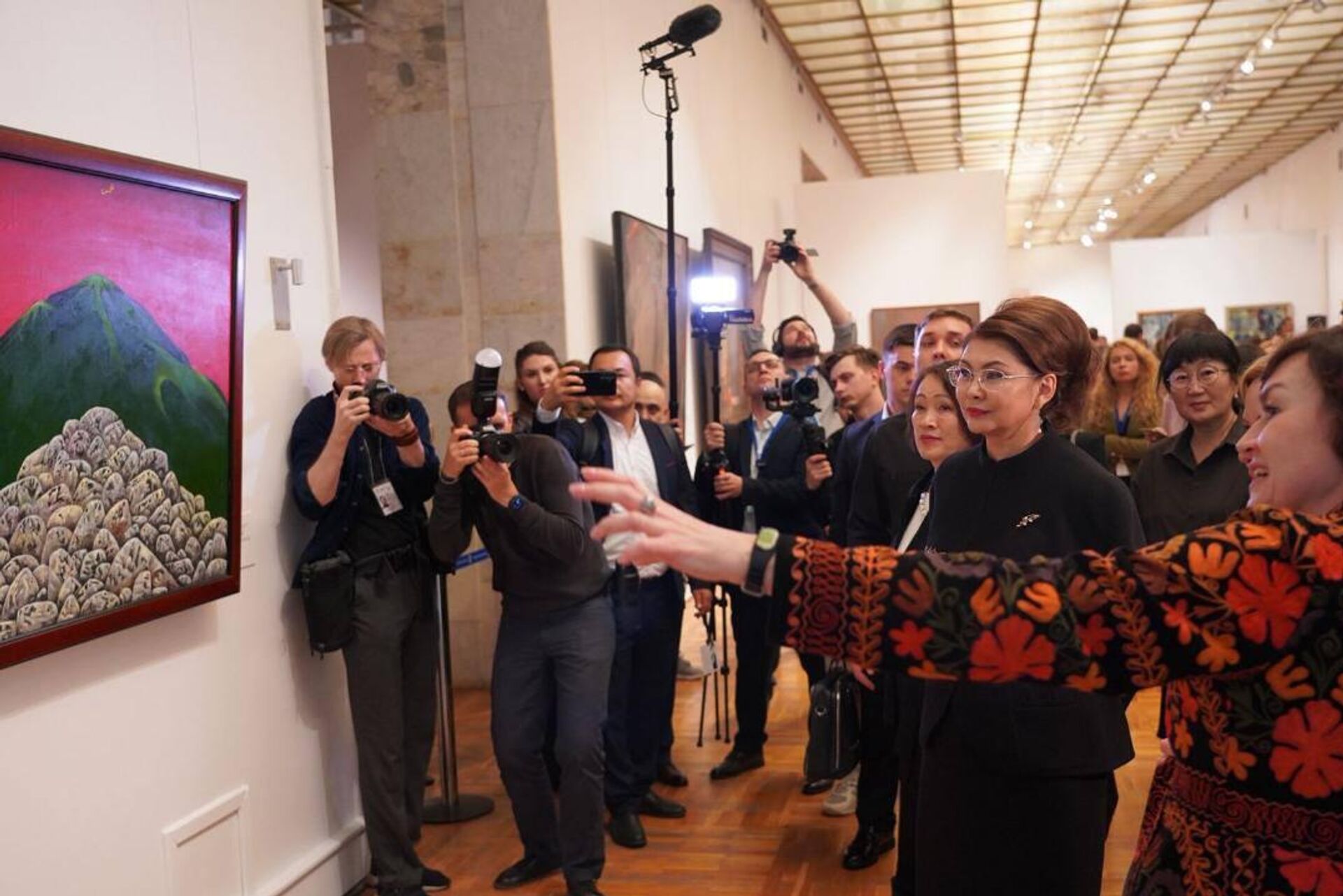 Аида Балаева на выставке Шедевры искусства Казахстана в Третьяковской галерее - Sputnik Казахстан, 1920, 24.04.2026