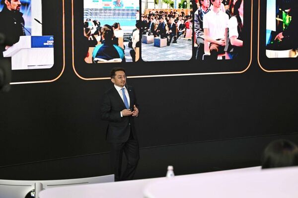 Токаев посетил Международный центр искусственного интеллекта Alem.ai - Sputnik Казахстан