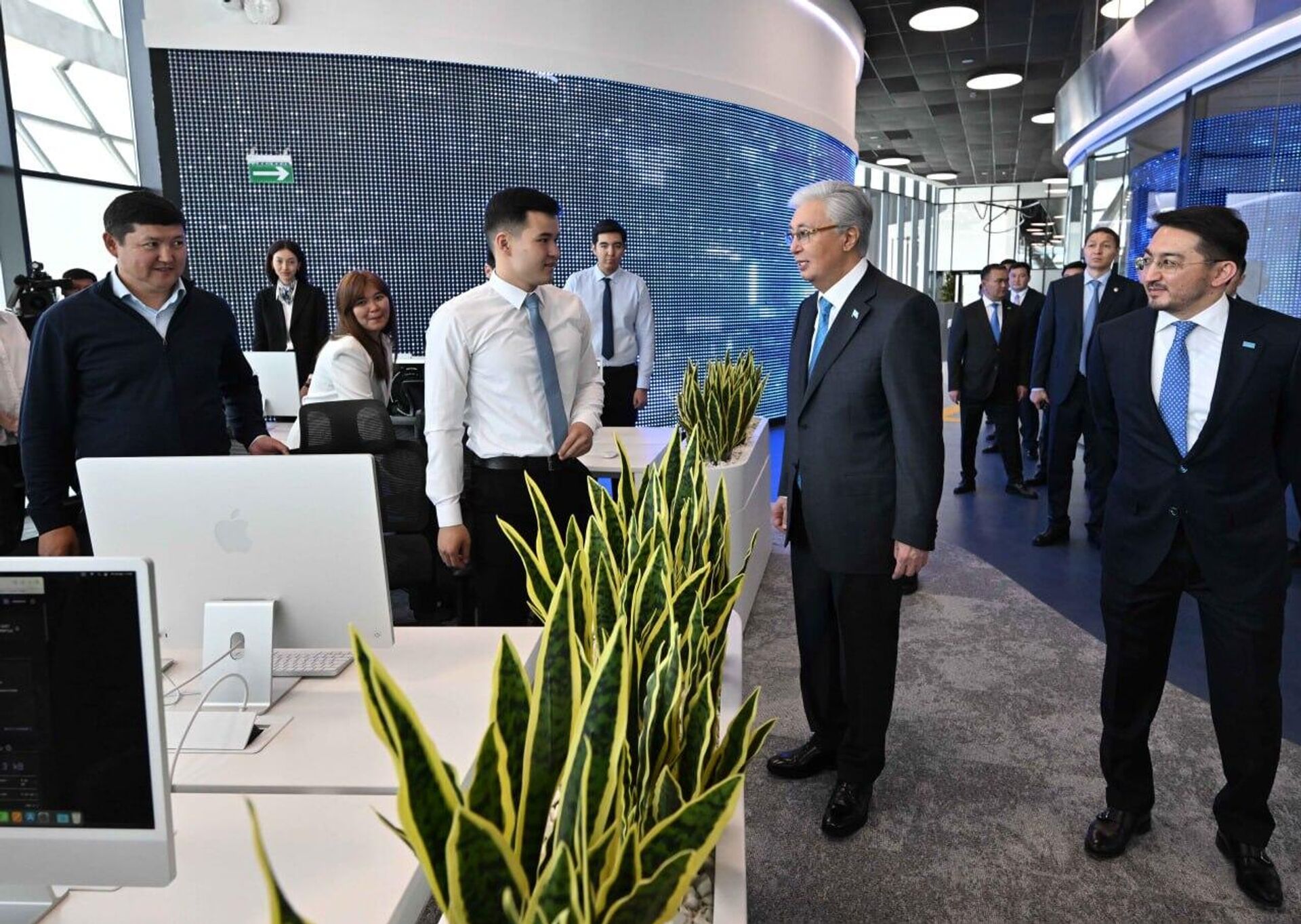 Токаев посетил Международный центр искусственного интеллекта Alem.ai - Sputnik Казахстан, 1920, 24.04.2026