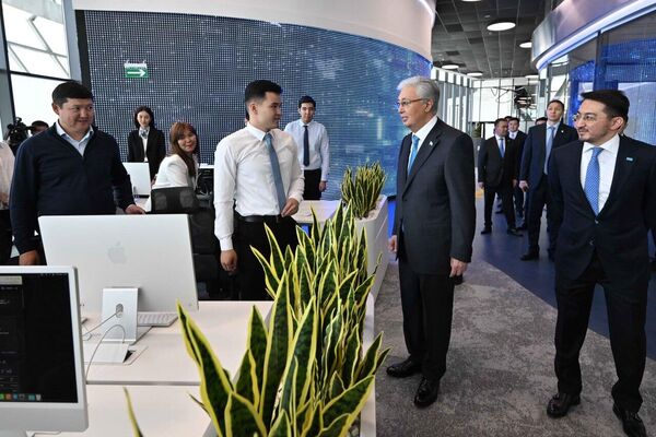 Токаев посетил Международный центр искусственного интеллекта Alem.ai - Sputnik Казахстан