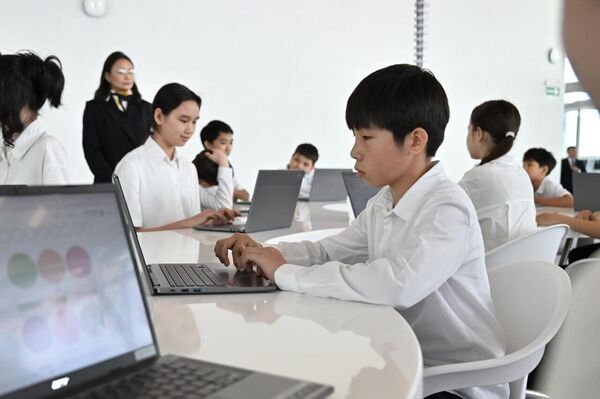 Токаев посетил Центр креативных технологий TUMO Astana - Sputnik Казахстан