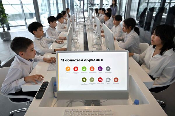 Токаев посетил Центр креативных технологий TUMO Astana - Sputnik Казахстан