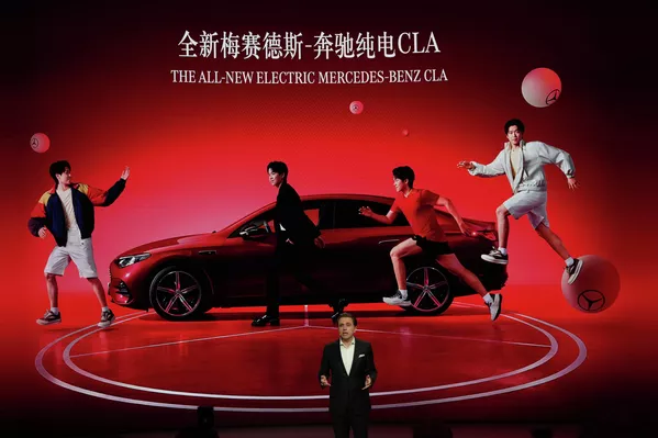 Под автомобильные экспозиции отведено 13 из 17 павильонов, остальные залы заняты производителями компонентов и технологий.На фото: Дэниел Лескоу, президент и генеральный директор компании Beijing Mercedes-Benz Sales Service Co. Ltd, выступает на стенде Mercedes-Benz во время выставки Auto China 2026 в Пекине. - Sputnik Казахстан