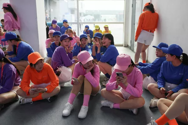 Для широкой публики выставка откроется 28 апреля и продлится до 3 мая. На фото: сотрудники международной автомобильной выставки (Auto China) в Пекине, Китай. - Sputnik Казахстан