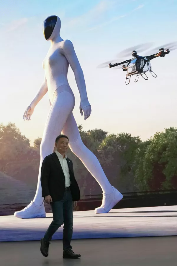 На выставке был также представлен антропоморфный робот-гуманоид IRON, который, по заявлениям представителей компании, тоже должен поступить в массовое производство уже в текущем году. На фото: Хэ Сяопэн, председатель совета директоров и генеральный директор XPENG, прибывает  выставку Auto China 2026 в Пекине. - Sputnik Казахстан