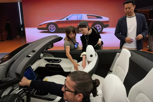 Пекинский международный автосалон Auto China 2026  – это одна из крупнейших автомобильных выставок в мире и главная площадка для анонса моделей, ориентированных на китайский рынок и экспортные стратегии глобальных производителей.На фото: посетители могут ощутить текстуру автомобильного сиденья на стенде Mercedes-Benz во время выставки Auto China 2026 в Пекине. - Sputnik Казахстан