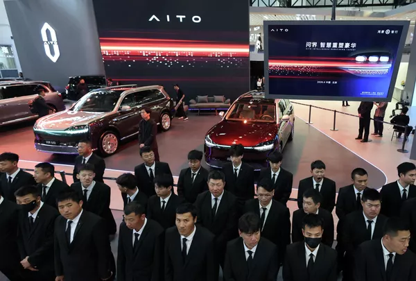 Среди участников — мировые бренды, китайские гиганты и новые игроки.На фото: сотрудники службы безопасности у стенда китайского автомобильного бренда AITO перед началом Пекинской международной автомобильной выставки (Auto China). - Sputnik Казахстан