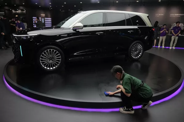 Пекинский международный автосалон проводится с 1990 года раз в два года. В этот раз выставка пройдет в 19-й раз.На фото: уборщик протирает стенд у новой модели V9X Hybrid компании Great Wall Motor (GWM) на выставке Auto China 2026 в Пекине, Китай. - Sputnik Казахстан