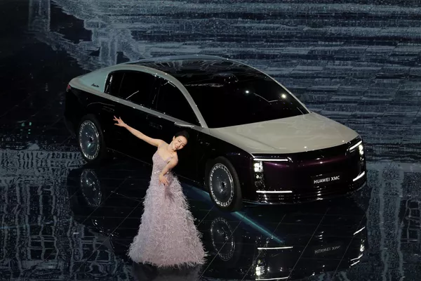 Свою продукцию представят компании из 21 страны и региона, включая Россию.На фото: танцовщица рядом с электромобилем Maextro S800 на международной автомобильной выставке (Auto China 2026) в Пекине, Китай. - Sputnik Казахстан