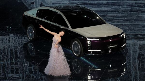 Танцовщица рядом с электромобилем Maextro S800 на Пекинской международной автомобильной выставке (Auto China 2026) в Пекине, Китай - Sputnik Казахстан