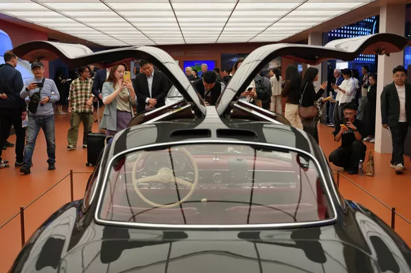 Автомобили превращаются в гаджеты на колесах— с интеграцией ИИ, цифровых сервисов и упором на "умные" системы. На фото: посетители у стенда Mercedes-Benz на выставке Auto China 2026 в Пекине, Китай. - Sputnik Казахстан