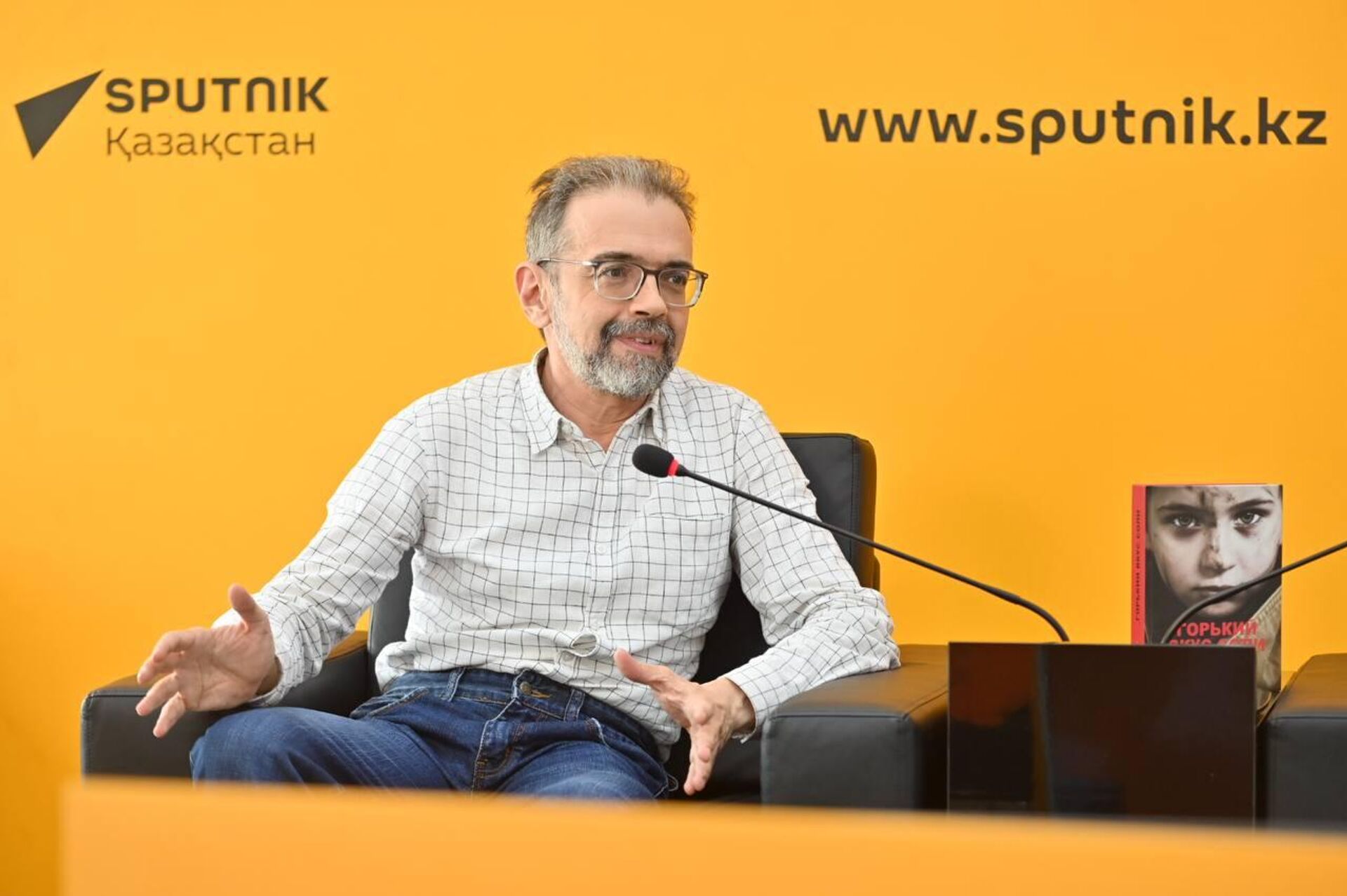 Поэт, прозаик и литературный критик Евгений Абдуллаев - Sputnik Казахстан, 1920, 24.04.2026