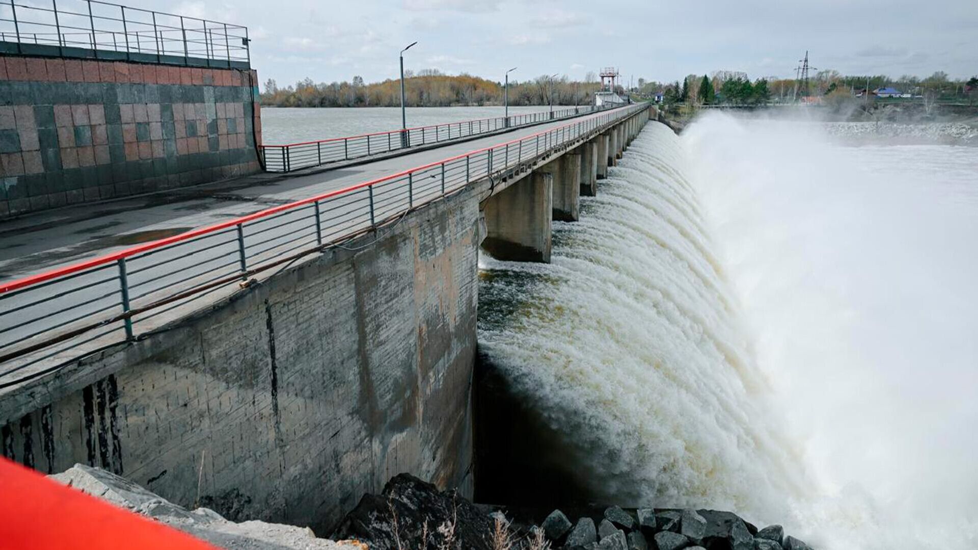 Премьер-министрдің орынбасары Қанат Бозымбаев Солтүстік Қазақстан облысында су тасқынының екінші толқынының өту барысын тексерді - Sputnik Қазақстан, 1920, 24.04.2026