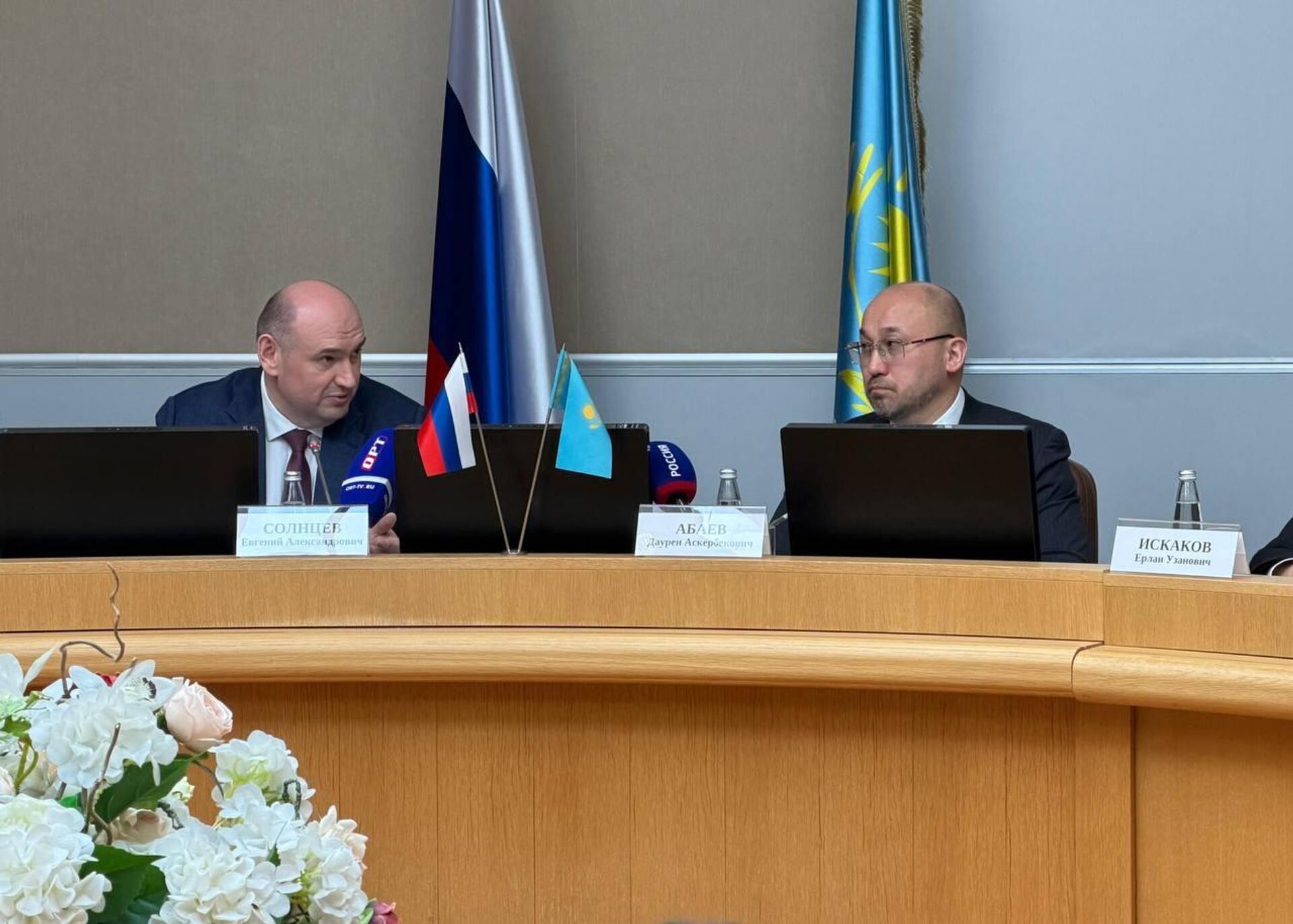 Посол Казахстана в России Даурен Абаев, а также делегации из Актюбинской и Западно-Казахстанской областей посетили Оренбург - Sputnik Казахстан, 1920, 25.04.2026