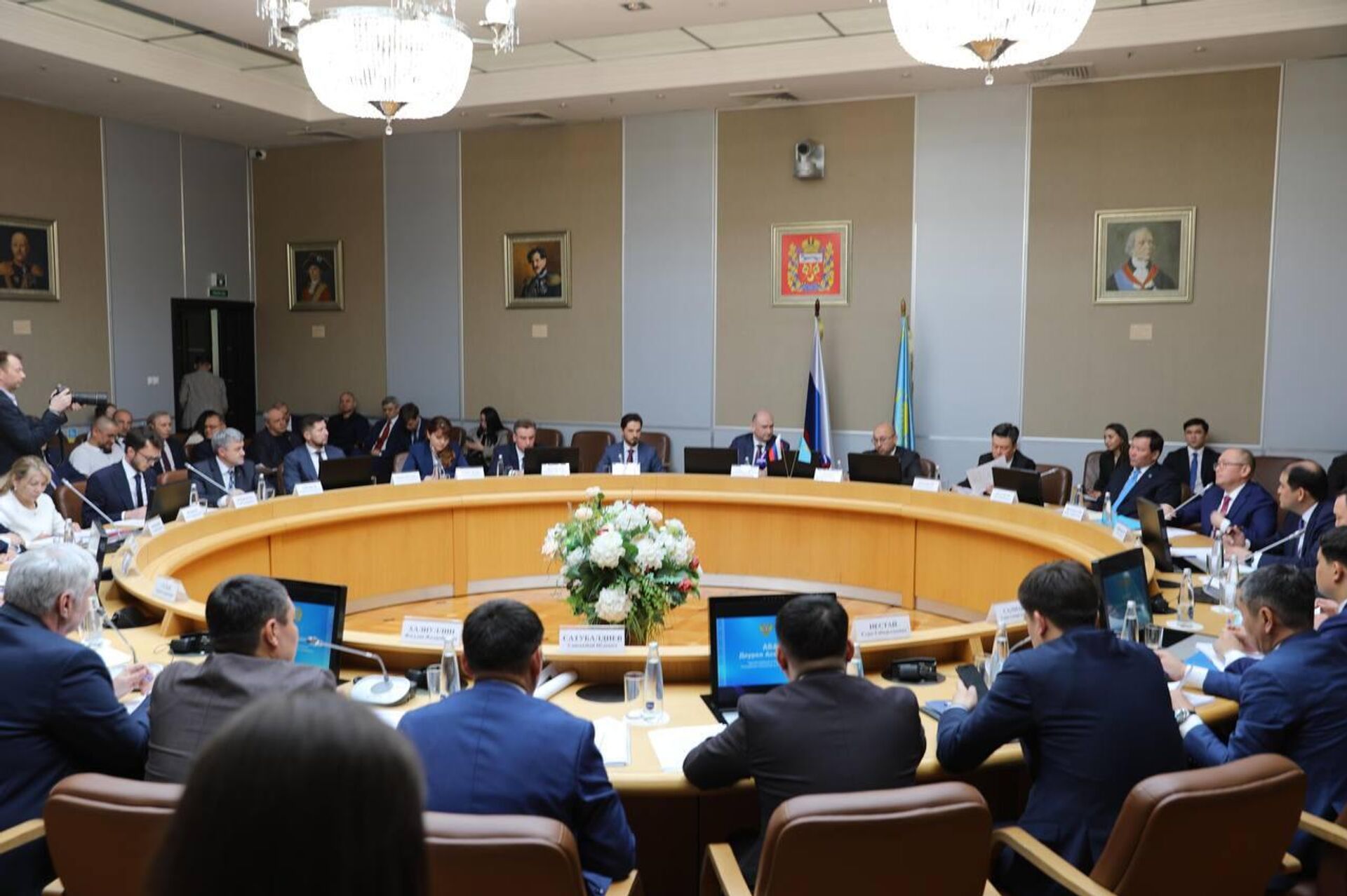 Посол Казахстана в России Даурен Абаев, а также делегации из Актюбинской и Западно-Казахстанской областей посетили Оренбург - Sputnik Казахстан, 1920, 25.04.2026