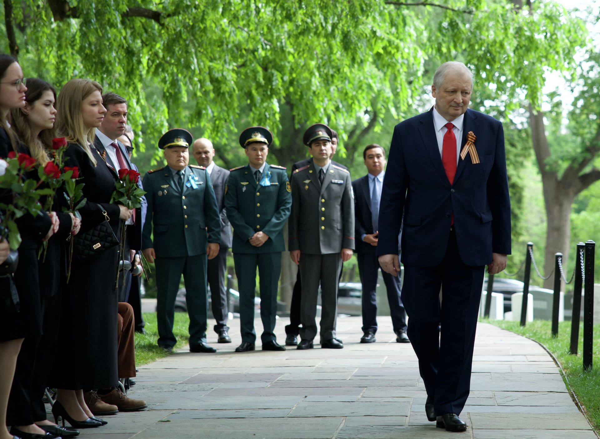 Посол РФ в США Александр Дарчиев на торжественной церемонии возложения венков к мемориалу Дух Эльбы на Арлингтонском национальном кладбище в Вашингтоне - Sputnik Казахстан, 1920, 25.04.2026
