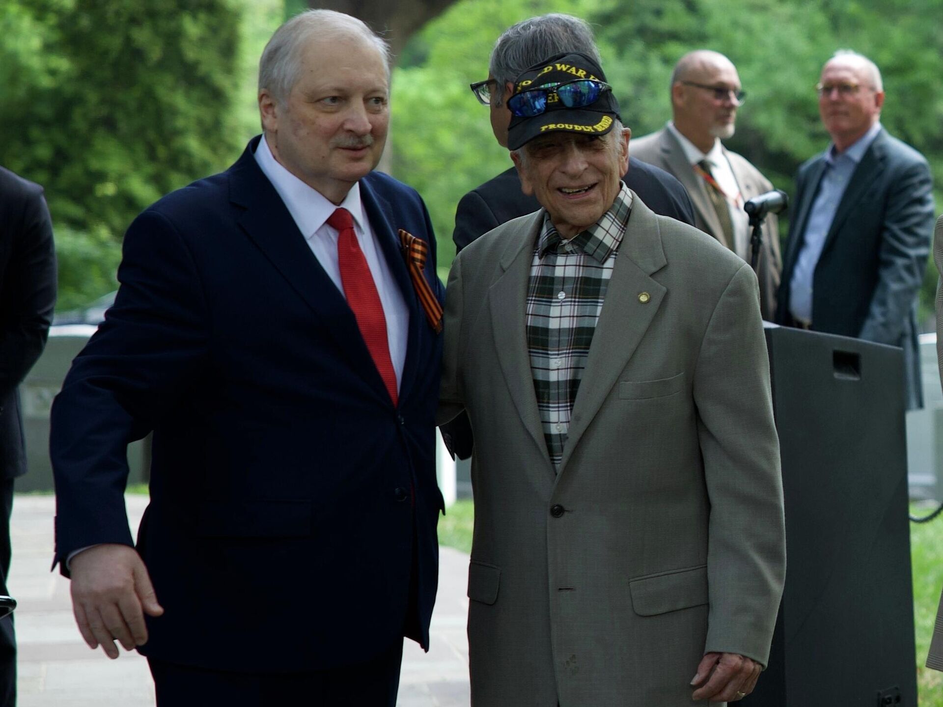 Посол РФ в США Александр Дарчиев на церемонии возложения цветов к мемориалу Дух Эльбы на Арлингтонском национальном кладбище в Вашингтоне - Sputnik Казахстан, 1920, 25.04.2026