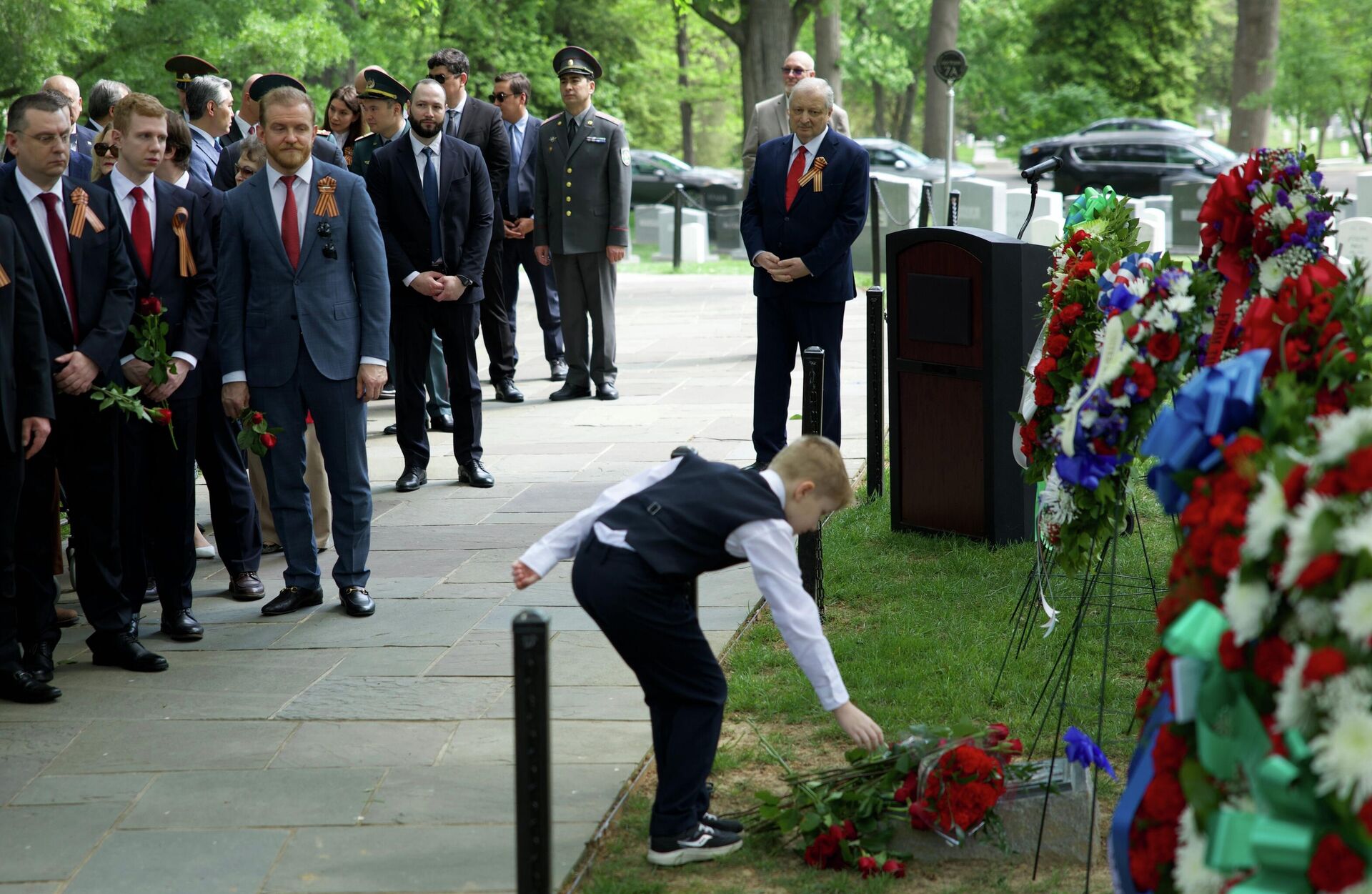 Торжественная церемония возложения венков к мемориалу Дух Эльбы на Арлингтонском национальном кладбище в Вашингтоне - Sputnik Казахстан, 1920, 25.04.2026