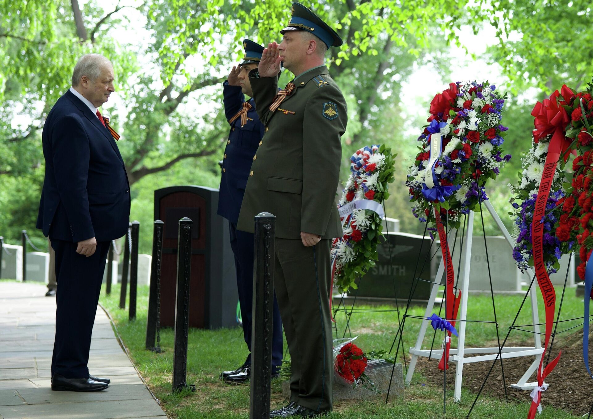 Посол РФ в США Александр Дарчиев на торжественной церемонии возложения венков к мемориалу Дух Эльбы на Арлингтонском национальном кладбище в Вашингтоне - Sputnik Казахстан, 1920, 25.04.2026