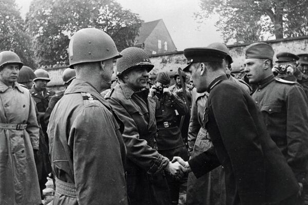 Гвардии генерал-майор Глеб Бакланов (справа) приветствует начальника штаба 1-й американской армии Уильяма Б. Кина (второй слева) во время встречи с союзными войсками на берегу реки Эльбы  - Sputnik Казахстан