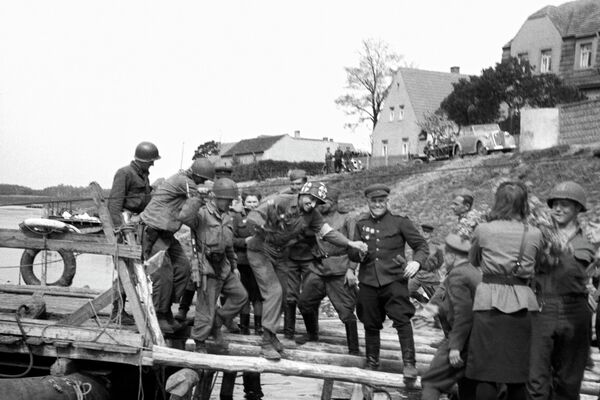 Встреча советских и американских войск на Эльбе в районе Торгау - Sputnik Казахстан