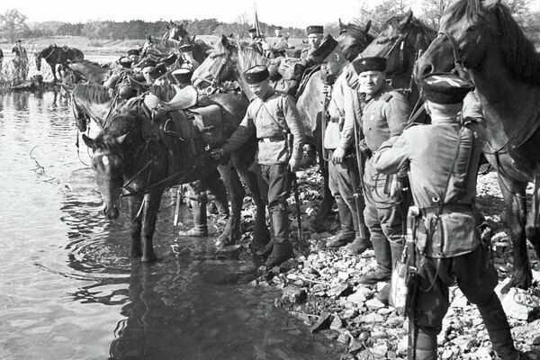 Казаки 59-го Гвардейского кавалерийского полка (командир Гвардии подполковник Савва Петрович Журба) 17-й Гвардейской кавалерийской дивизии 2-го Гвардейского кавалерийского корпуса на берегу реки Эльба поят своих лошадей - Sputnik Казахстан