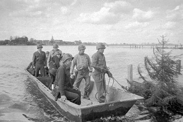 Американские солдаты и офицеры союзного государства переправляются через Эльбу - Sputnik Казахстан