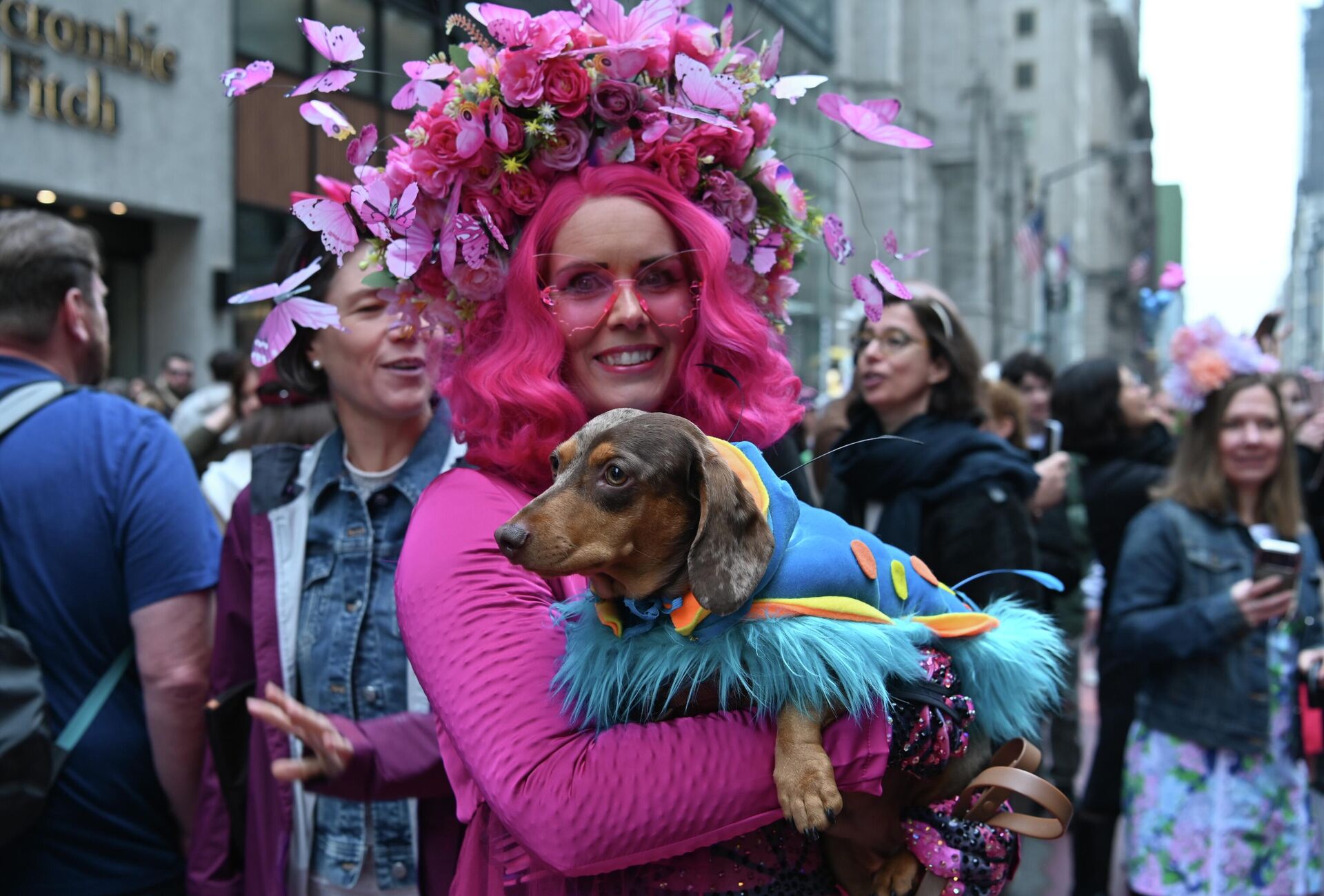 Женщина с собакой на пасхальном параде в Нью-Йорке - Sputnik Казахстан, 1920, 25.04.2026