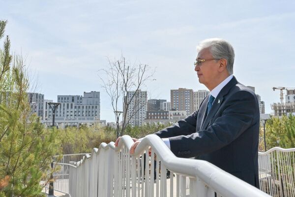 Касым-Жомарт Токаев принял участие в посадке деревьев в столичном парке Самал
 - Sputnik Казахстан