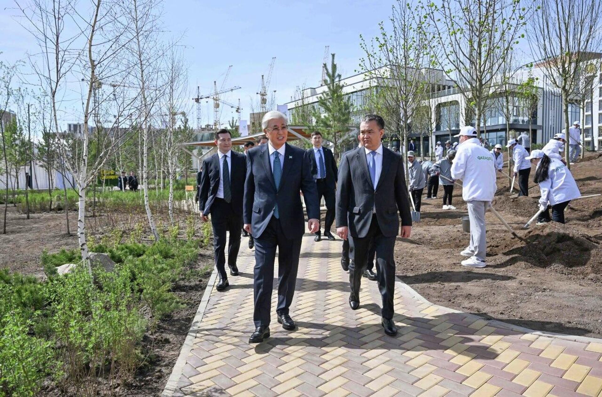 Касым-Жомарт Токаев принял участие в посадке деревьев в столичном парке Самал
 - Sputnik Казахстан, 1920, 25.04.2026