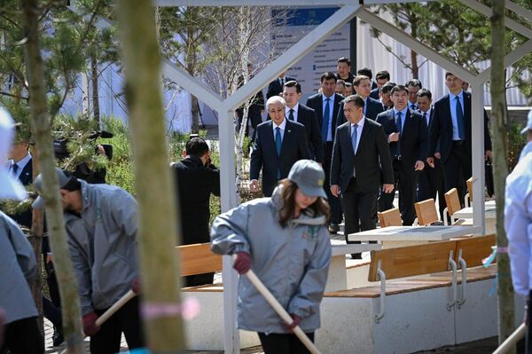 Касым-Жомарт Токаев принял участие в посадке деревьев в столичном парке Самал
 - Sputnik Казахстан