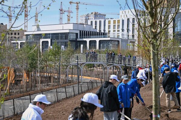 Касым-Жомарт Токаев принял участие в посадке деревьев в столичном парке Самал
 - Sputnik Казахстан
