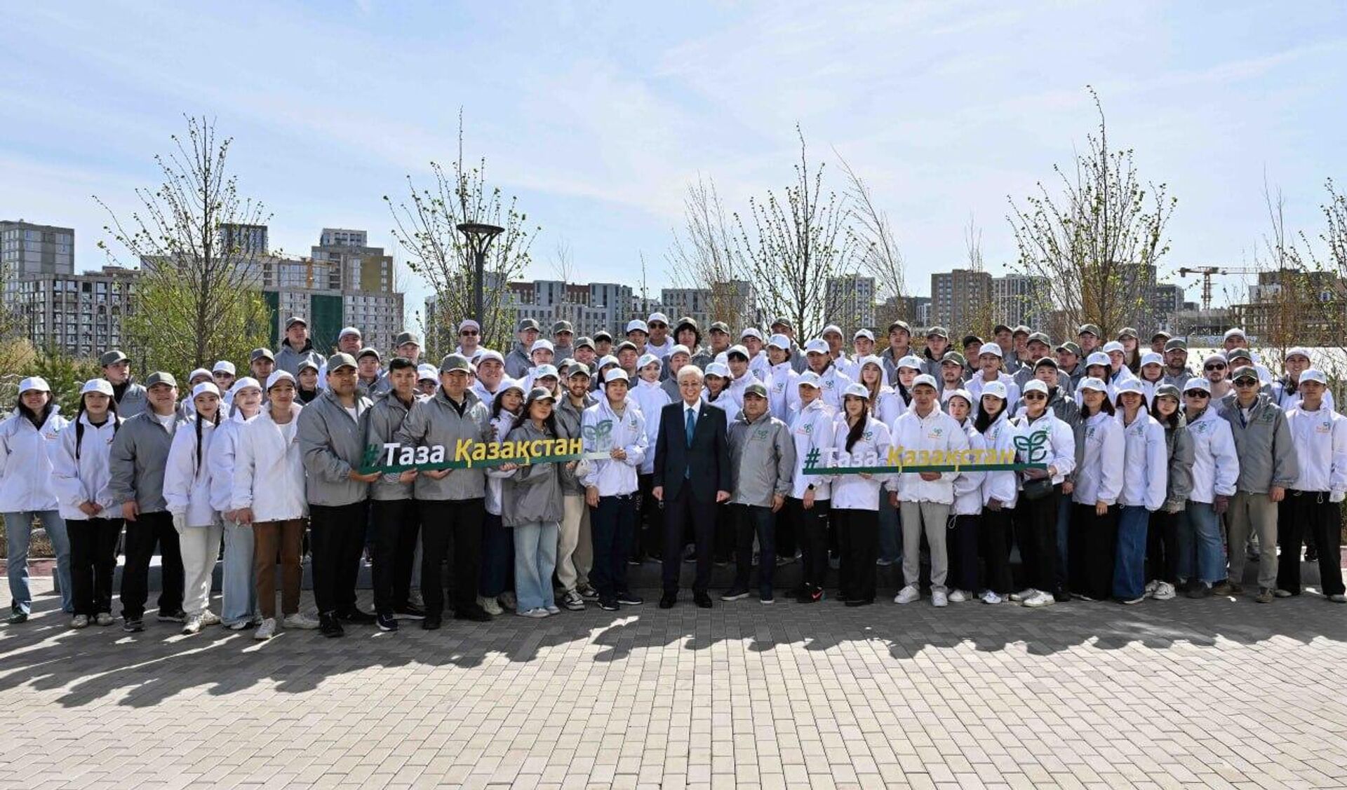 Касым-Жомарт Токаев принял участие в посадке деревьев в столичном парке Самал
 - Sputnik Қазақстан, 1920, 25.04.2026