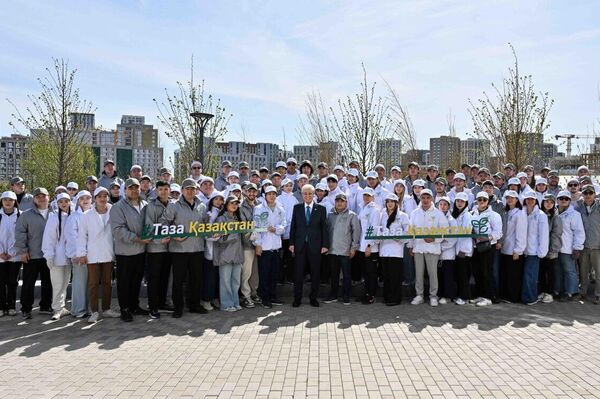 Касым-Жомарт Токаев принял участие в посадке деревьев в столичном парке Самал
 - Sputnik Казахстан