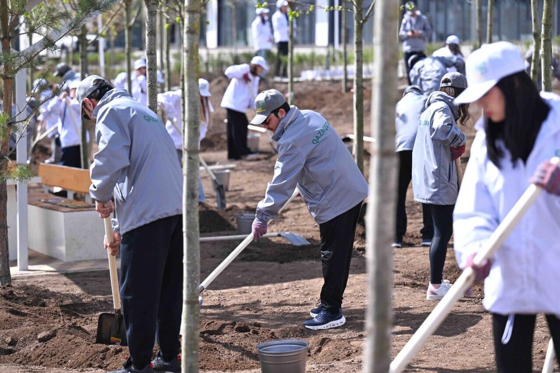 Касым-Жомарт Токаев принял участие в посадке деревьев в столичном парке Самал
 - Sputnik Қазақстан, 1920, 25.04.2026