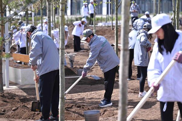 Касым-Жомарт Токаев принял участие в посадке деревьев в столичном парке Самал
 - Sputnik Казахстан