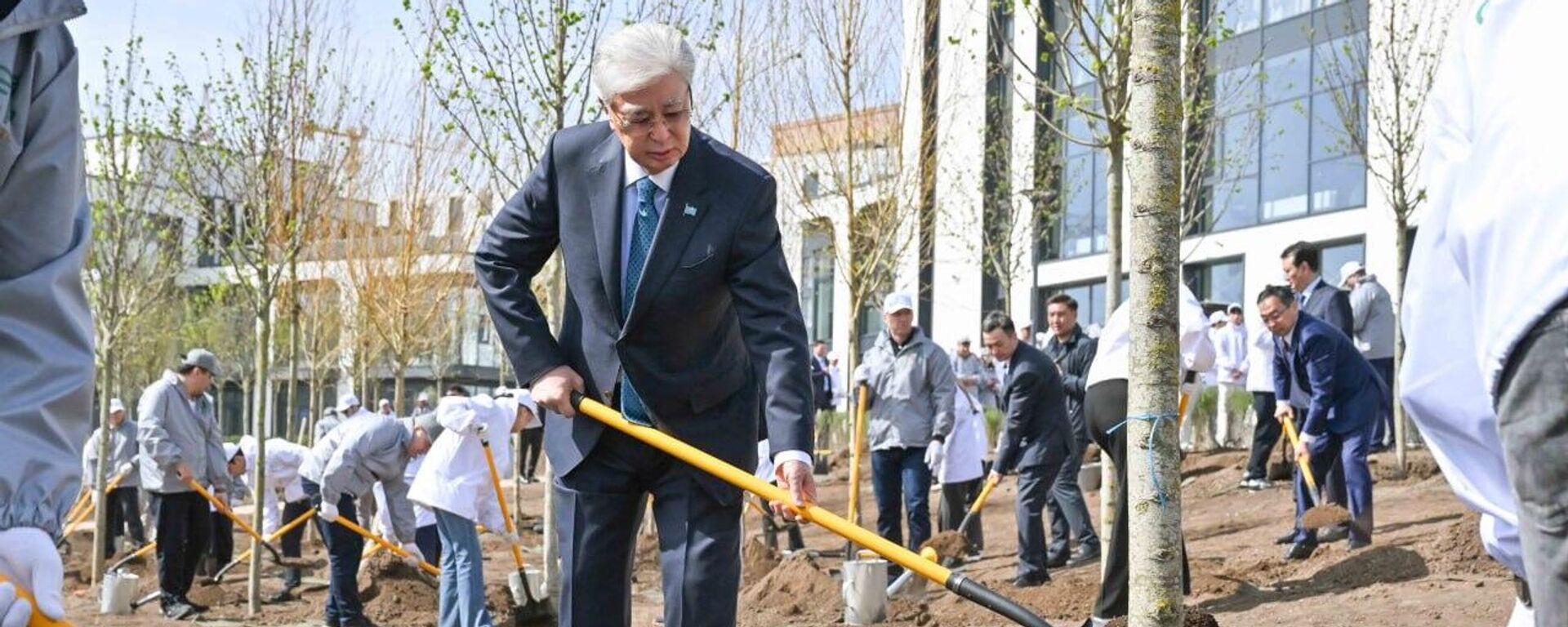 Касым-Жомарт Токаев принял участие в посадке деревьев в столичном парке Самал
 - Sputnik Қазақстан, 1920, 25.04.2026