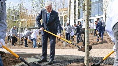 Касым-Жомарт Токаев принял участие в посадке деревьев в столичном парке "Самал" 

