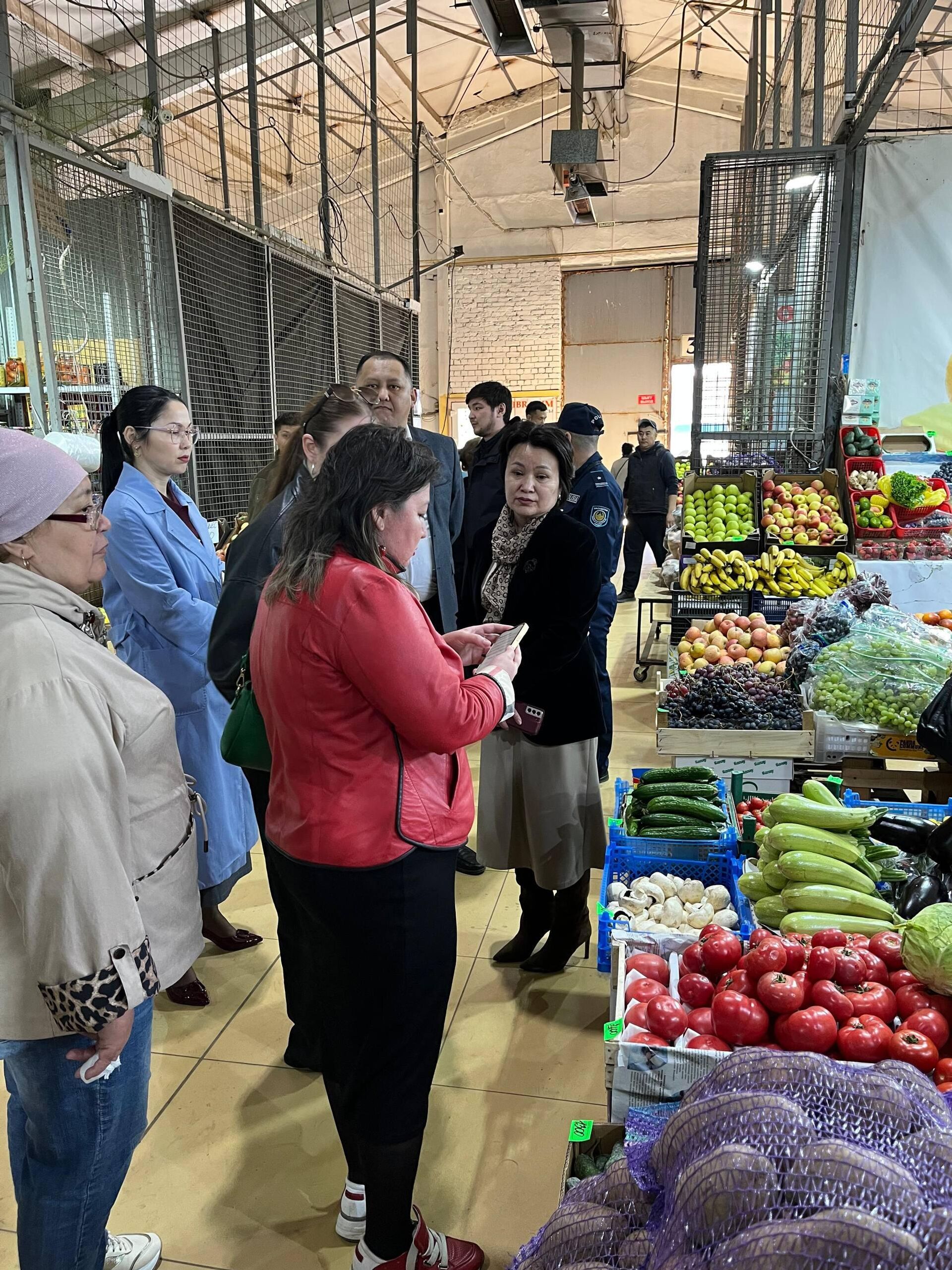 Региональная комиссия по торговле проверяет цены на рынке Уральска - Sputnik Казахстан, 1920, 25.04.2026