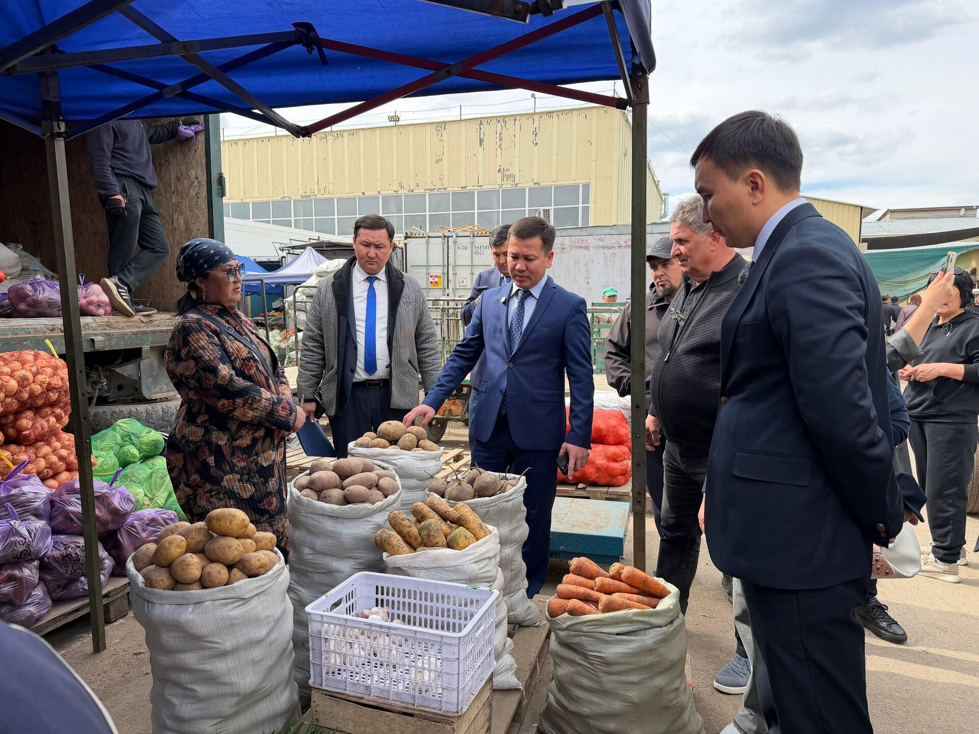 Председатель Комитета торговли Ернур Жаутикбаев посетил рынки Караганды - Sputnik Казахстан, 1920, 25.04.2026
