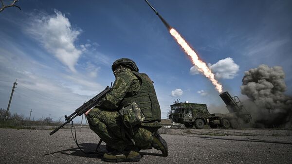 Боевая работа артиллеристов группировки войск Запад на Купянском участке фронта - Sputnik Казахстан