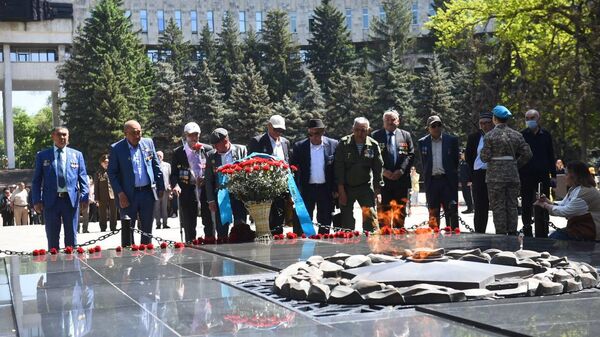 Ветераны-ликвидаторы Чернобыльской аварии возложили цветы к Вечному Огню в Алматы  - Sputnik Казахстан