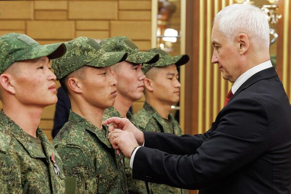 Глава Минобороны РФ вручил ордена Мужества военнослужащим Корейской Народной Армии - Sputnik Казахстан