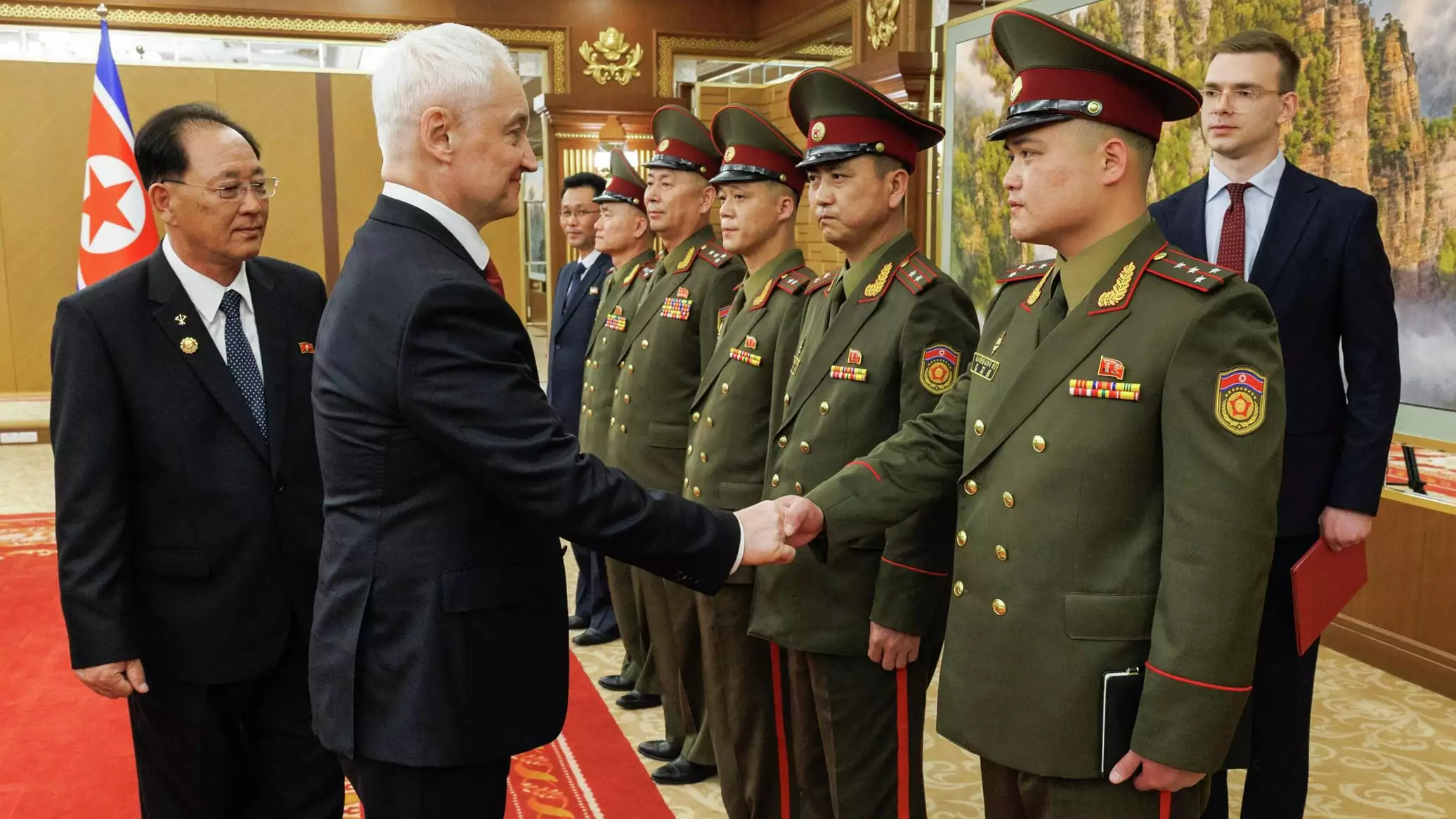 Глава Минобороны России вручил ордена военным КНДР, освобождавшим Курскую область