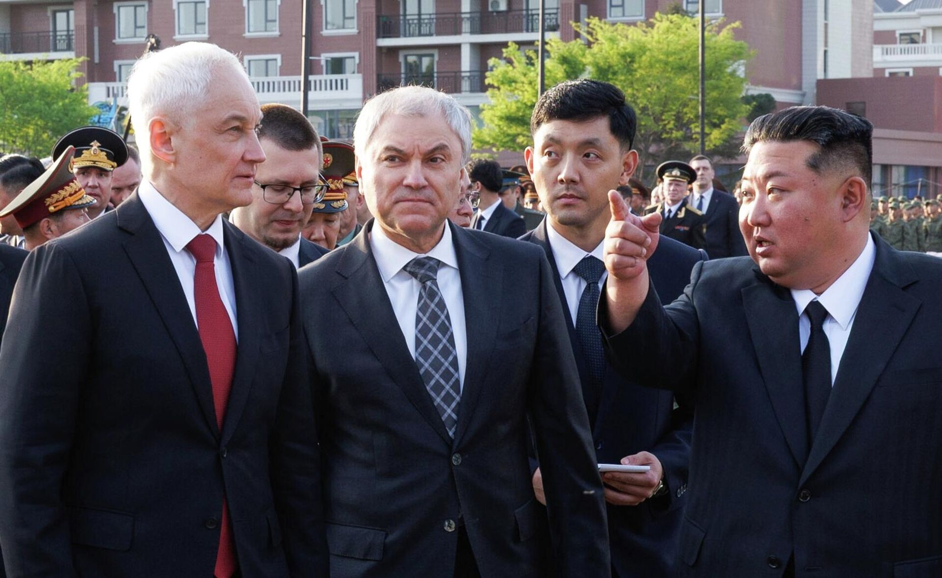 Министр обороны РФ Андрей Белоусов, председатель Государственной Думы РФ Вячеслав Володин и генеральный секретарь Трудовой партии Кореи (ТПК), председатель государственных дел КНДР Ким Чен Ын - Sputnik Казахстан, 1920, 27.04.2026